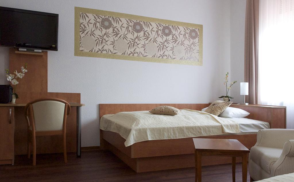 Hotel Vier Loewen Traben-Trarbach Ruang foto